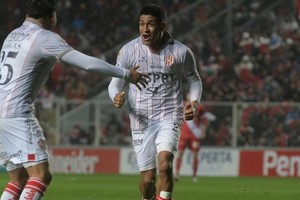 Simón Rivero grita su gol con Lautaro Vargas. El volante es muy importante en la generación de juego y apareció en cuentagotas en los últimos partidos. Y con el lateral, forman una buena dupla de ataque por la derecha.
Foto: Manuel Fabatía