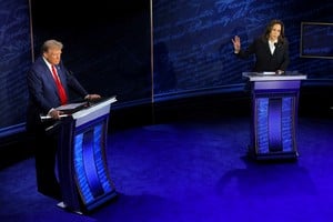 Donald Trump y Kamala Harris juntos en el útlimo debate presidencial. Crédito: Brian Snyder/Reuters