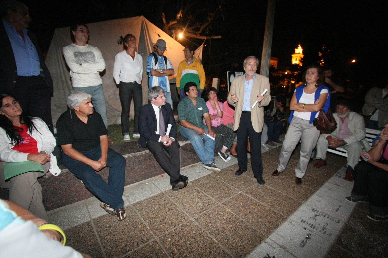 El 23 de abril de 2009, en la Plaza 25 de Mayo, el Dr. Barraguirre -entonces Fiscal de Estado- junto al Secretario de Justicia, Roberto Vicente, reunidos con damnificados por la inundación de 2003. Foto: Pablo Aguirre/Archivo