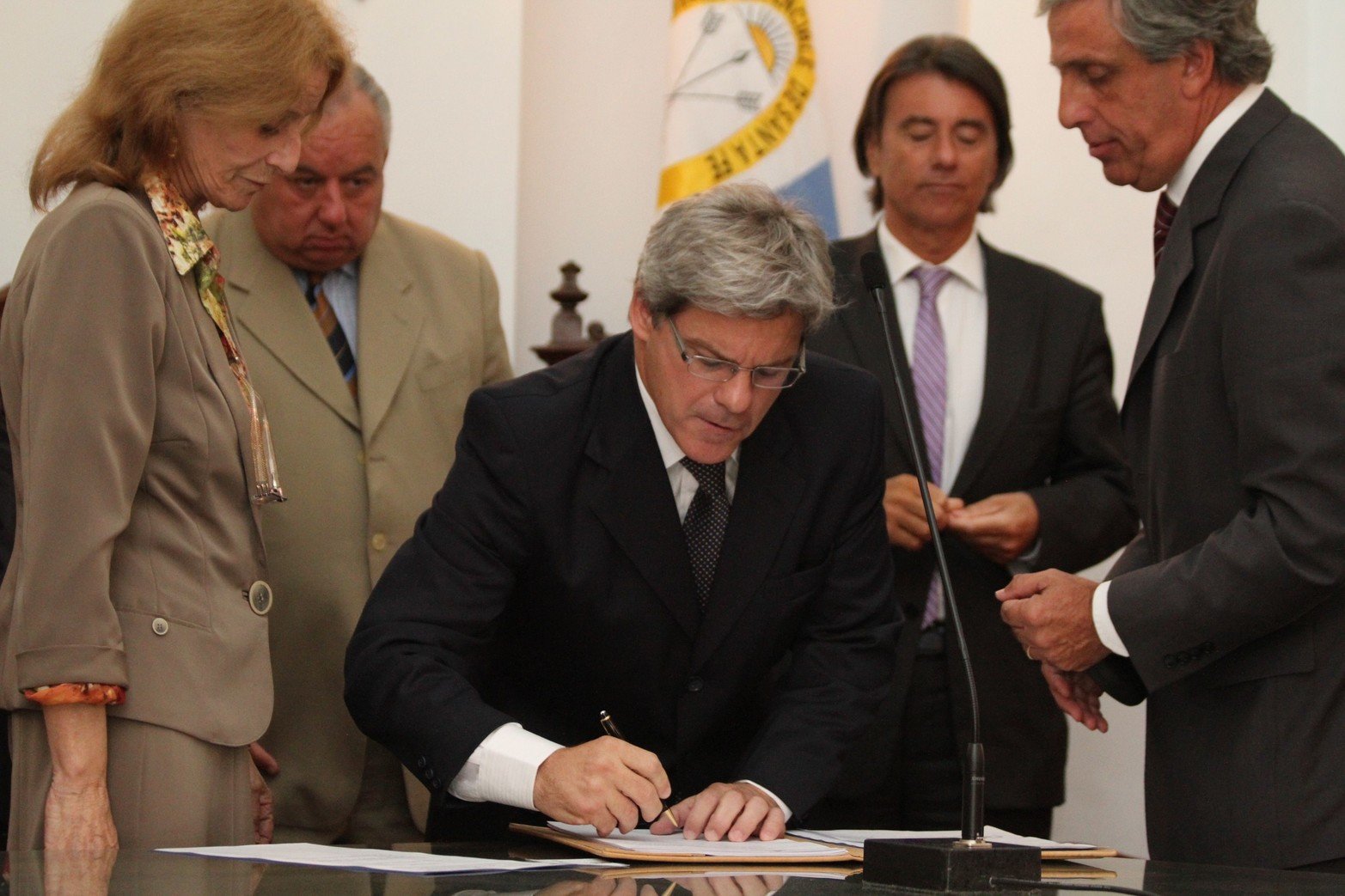 El 13 de diciembre de 2012 la Dra. María Angélica Gastaldi le tomó juramento al flamante Procurador General Barraguirre, ante el secretario de la Corte, Eduardo Bordas. Foto: Archivo El Litoral