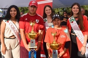 Junto a los ganadores, Camila Alzugaray, Ana Schneider y Sofía Andriani, representantes de la festividad. Crédito: Municipalidad de Coronda.