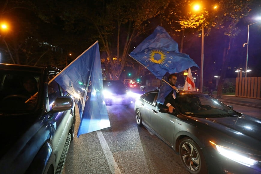 Supporters of the Georgian Dream party celebrate in the street after the announcement of exit poll results in parliamentary elections, in Tbilisi, Georgia October 26, 2024. REUTERS/Irakli Gedenidze