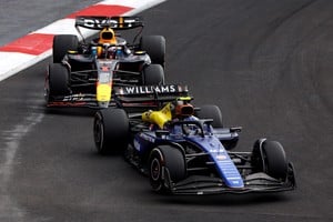 Formula One F1 - Mexico City Grand Prix - Autodromo Hermanos Rodriguez, Mexico City, Mexico - October 27, 2024
Williams' Franco Colapinto and Red Bull's Max Verstappen in action during the race REUTERS/Raquel Cunha