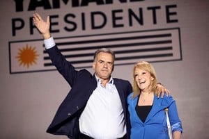 Frente Amplio presidential candidate Yamandu Orsi and his running mate Carolina Cosse address supporters following the first exit polls during the general election, in Montevideo, Uruguay October 27, 2024. REUTERS/Mariana Greif     TPX IMAGES OF THE DAY