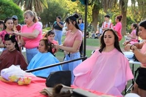 "El cabello que estamos recolectando será destinado a la Asociación Tejiendo Esperanzas para que puedan confeccionar pelucas oncológicas y así dárselas a personas que se encuentran transitando el tratamiento de esta enfermedad".