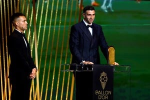 Soccer Football - Ballon d'Or - Theatre du Chatelet, Paris, France - October 28, 2024
Argentina and Aston Villa's Emiliano Martinez receives the Yashin Trophy from Lautaro Martinez REUTERS/Sarah Meyssonnier