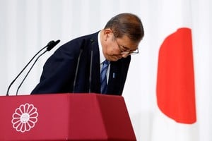 Japanese Prime Minister and leader of the ruling Liberal Democratic Party (LDP) Shigeru Ishiba bows to LDP lawmakers onstage after a press conference, a day after Japan's lower house election, at the party's headquarters in Tokyo, Japan October 28, 2024. REUTERS/Kim Kyung-Hoon/Pool     TPX IMAGES OF THE DAY