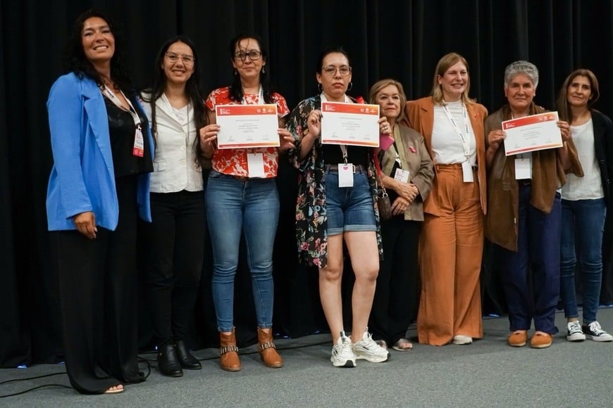 El Foro concluyó con la entrega de los Premios "Mujeres de la Ruralidad Lía Encalada", que reconocieron el trabajo agropecuario de 22 líderes. Crédito: Prensa Gobierno de la provincia.