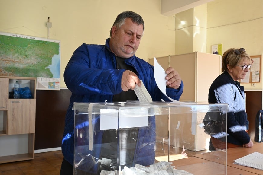 (241027) -- SOFIA, 27 octubre, 2024 (Xinhua) -- Un ciudadano búlgaro emite su voto durante las elecciones parlamentarias anticipadas en un colegio electoral, en Sofía, Bulgaria, el 27 de octubre de 2024. Los búlgaros acudieron el domingo a las urnas para votar en las elecciones parlamentarias anticipadas del país, las séptimas en tres años y medio. Casi 6,6 millones de votantes tienen derecho a elegir a 240 legisladores entre 4.854 candidatos de 19 partidos políticos y nueve coaliciones, así como a un candidato independiente, según la Comisión Electoral Central. (Xinhua/Lin Hao) (rtg) (ah) (da)