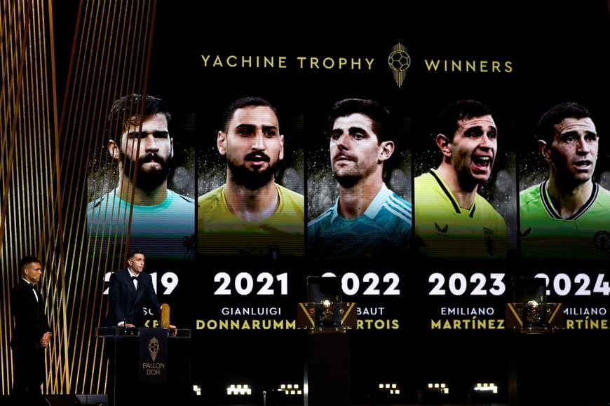 Soccer Football - Ballon d'Or - Theatre du Chatelet, Paris, France - October 28, 2024
Argentina and Aston Villa's Emiliano Martinez receives the Yashin Trophy from Lautaro Martinez REUTERS/Sarah Meyssonnier