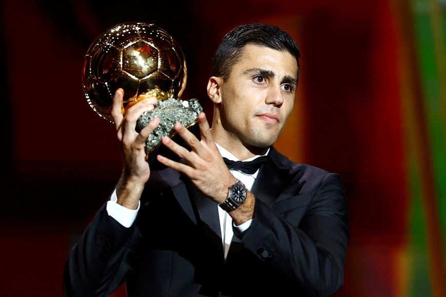 Soccer Football - Ballon d'Or - Theatre du Chatelet, Paris, France - October 28, 2024
Spain's and Manchester City's Rodri with the Ballon d'Or REUTERS/Sarah Meyssonnier