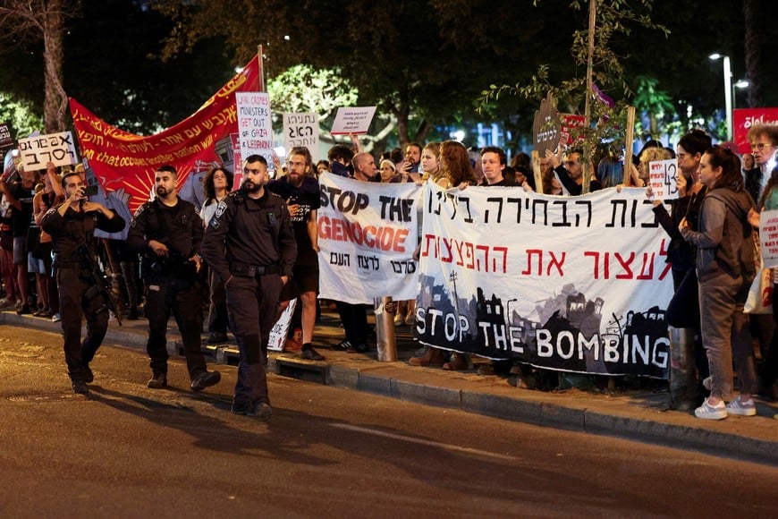 Police keep watch as Israeli left-wing activists hold a protest against Israel's actions in the Gaza Strip, amid the ongoing Israel-Hamas conflict, in Tel Aviv, Israel, October 27, 2024. REUTERS/Violeta Santos Moura