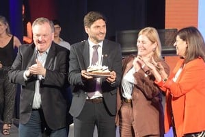 Hubo torta con vela para Scaglia en el plenario de Unidos en la apertura del plenario. El propio gobernador Pullaro encendió la velita acompañado por Felipe Michlig y Clara García. Foto: Luis Cetraro