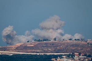 Smoke billows over southern Lebanon, amid ongoing hostilities between Hezbollah and Israeli forces, as seen from northern Israel, October 28, 2024. REUTERS/Gonzalo Fuentes     TPX IMAGES OF THE DAY