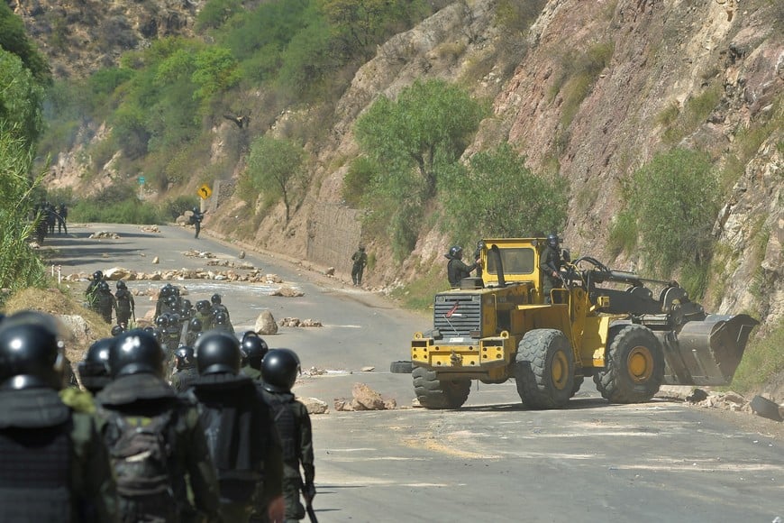 Police use an earth mover to remove roadblocks while attempting to dismantle a blockade set by supporters of Bolivia's former President Evo Morales in protest of the government of President Luis Arce, in Parotani, Bolivia October 25, 2024. REUTERS/Patricia Pinto