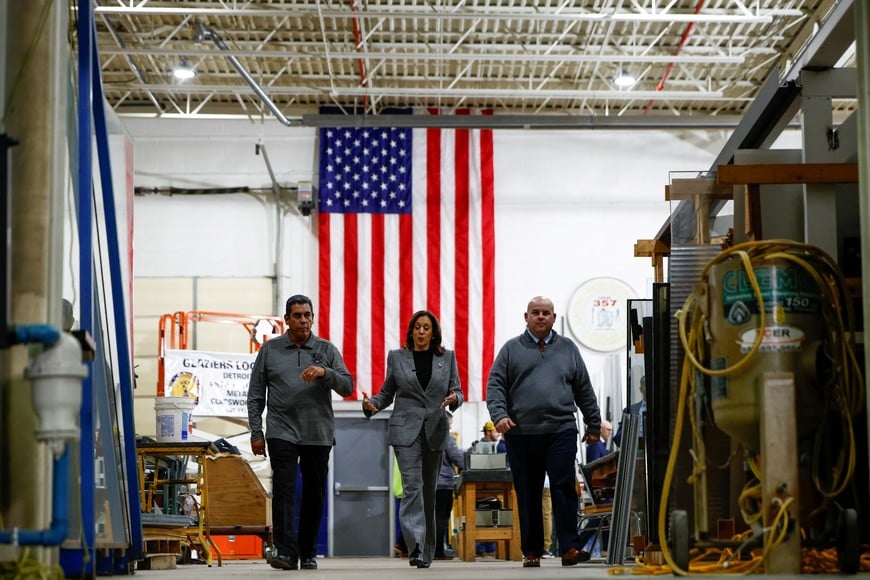 Democratic presidential nominee U.S. Vice President Kamala Harris visits IUPAT (International Union of Painters and Allied Trades) District Council 1M in Warren, during her campaign trip to Michigan, U.S., October 28, 2024. REUTERS/Evelyn Hockstein