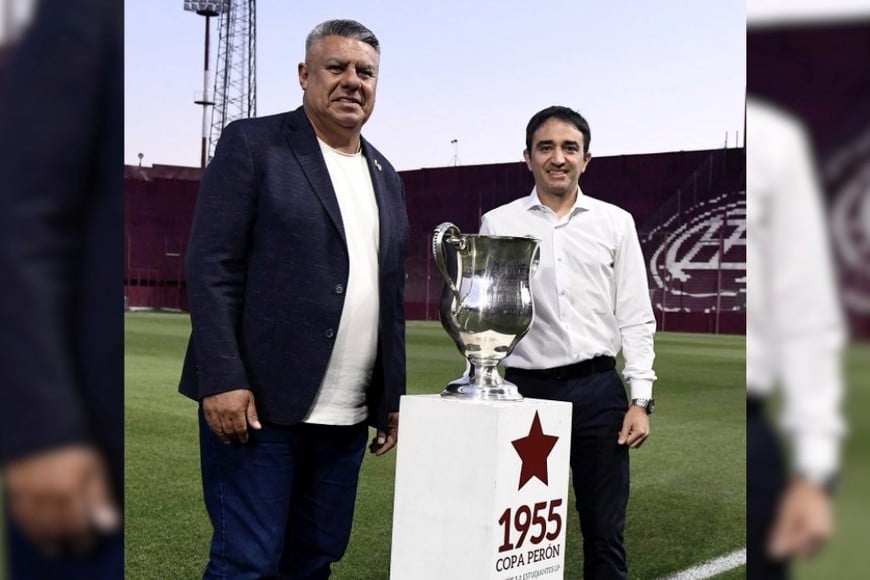 "Chiqui" lo volvió a hacer. Así como hace algunas semanas ocurrió con Atlético Tucumán en el Jardín de la República, ahora el que se lleva la estrella retro es Lanús. En la foto, Claudio "Chiqui" Tapia se la entrega en La Fortaleza granate a Luis María Chebel. ¿Va Colón por la suya de 1950?. Crédito: Prensa Lanús