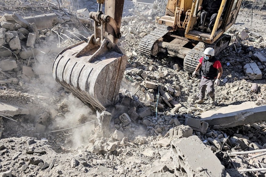 Rescuers work at a site damaged by Israeli strikes in Yohmor, in Lebanon's Bekaa Valley, October 29, 2024. REUTERS/Maher Abou Taleb