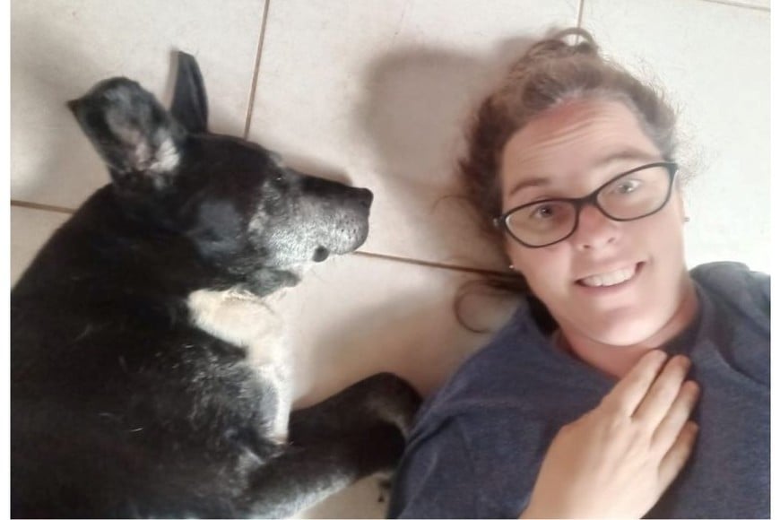 Lorenza, con la directora Carolina Peisino, durante su estancia en el refugio.