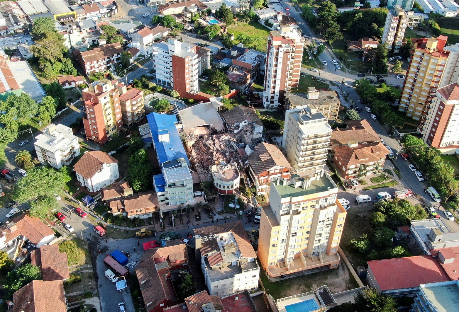 La vista desde un drone permite ver el desastre post derrumbe.