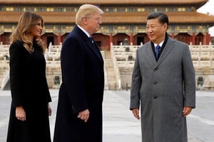 Donald Trump comparte un desfile militar con Xi Jinping en China. El ex presidente de Estados Unidos dijo recientemente que tenía una "relación realmente fuerte" con su par chino. Crédito: Jonathan Ernst / Reuters