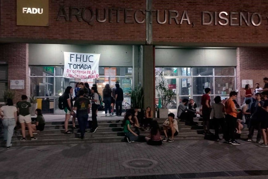 Los estudiantes invitaron a sus compañeros a pasar la noche en la sede de la facultad.