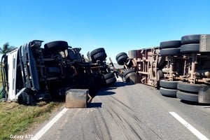 Tras perder el control del vehículo, el chofer tumbó sobre la cinta asfáltica obstruyendo la calzada en su totalidad.
Foto: El Litoral