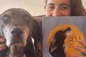 Ana Cellino junto a Lorenza y el libro que plasma su vida.