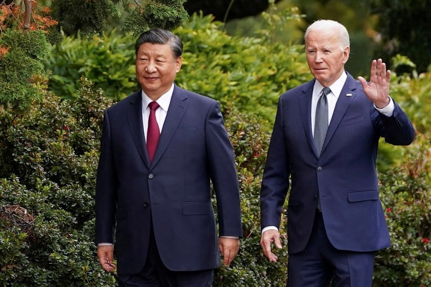 FILE PHOTO: U.S. President Joe Biden waves as he walks with Chinese President Xi Jinping at Filoli estate on the sidelines of the Asia-Pacific Economic Cooperation (APEC) summit, in Woodside, California, U.S., November 15, 2023. REUTERS/Kevin Lamarque/File Photo