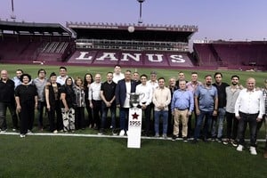 "Chiqui" lo volvió a hacer. Así como hace algunas semanas ocurrió con Atlético Tucumán en el Jardín de la República, ahora el que se lleva la estrella retro es Lanús. En la foto, Claudio "Chiqui" Tapia se la entrega en La Fortaleza granate a Luis María Chebel. ¿Va Colón por la suya de 1950?. Crédito: Prensa Lanús