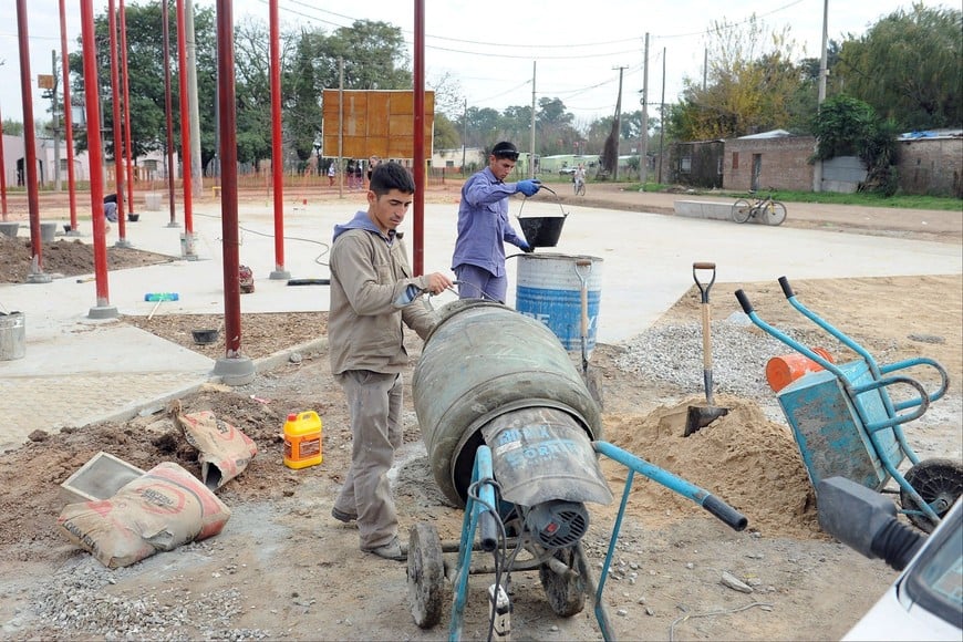 En julio del año pasado, estaban concluyendo los trabajos municipales en el solar y en la placita.