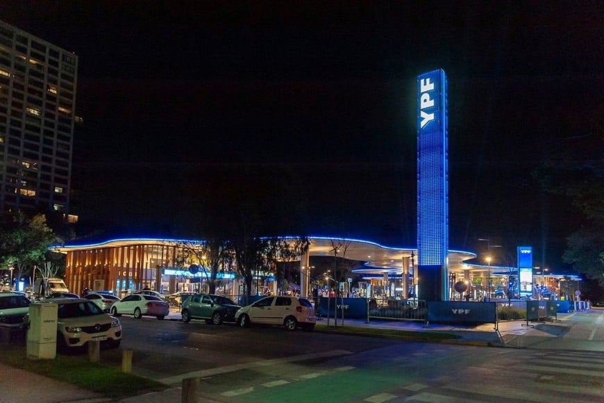 La estación de YPF Alcorta destaca por su diseño moderno y funcional.