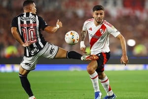 Copa Libertadores - Semi Final - Second Leg - River Plate v Atletico Mineiro - Estadio Mas Monumental, Buenos Aires, Argentina - October 29, 2024
Atletico Mineiro's Paulinho in action with River Plate's Santiago Simon REUTERS/Agustin Marcarian