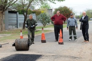 En la foto, el intendente Poletti supervisando la reparación de un bache. Gentileza