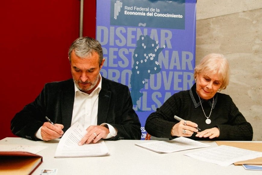 Representantes del Cluster Córdoba y Cluster TIC Santa Fe firmando el estatuto tras la conformación de la entidad.