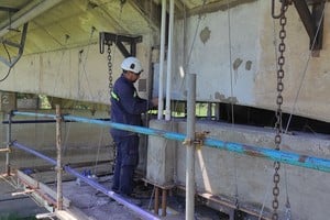 Actualmente, los operarios de Vialidad trabajan para desencofrar las ménsulas. Falta poco para el retiro del puente Bailey. Gentileza