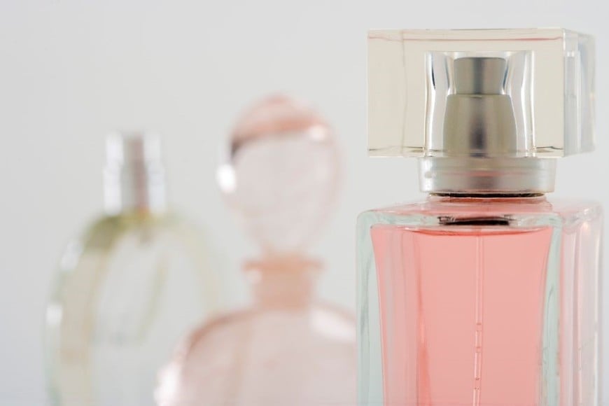 Conservar los perfumes en un lugar fresco ayuda a mantener su fragancia.