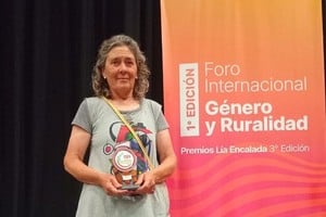 Carolina Baratero con su reconocimiento por su labor ganadera.