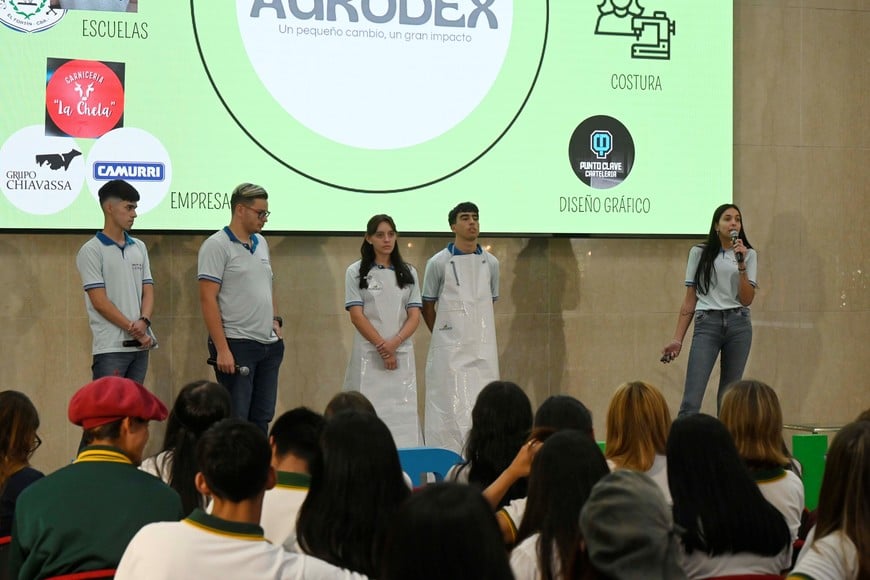 Hubo mención especial para Agrodex, de la ciudad de Landeta, por su iniciativa de reutilizar silo bolsas para confeccionar ropa de trabajo