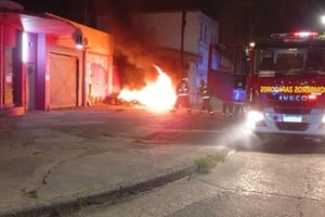 El momento en que los bomberos trabajan en el siniestro.