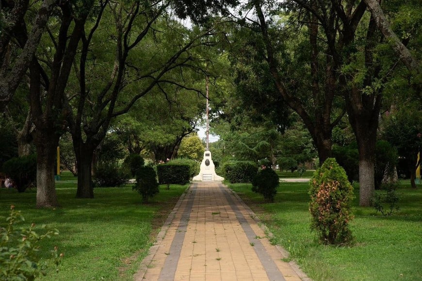 San Eduardo es una localidad del sur santafesino, está ubicada a 17 km de la ciudad de Venado Tuerto y viven allí algo más de 1100 habitantes.