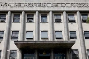 La medida, anunciada luego de confirmarse la suspensión de la impresión de billetes, será por 180 días desde este viernes.