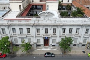 A partir del lunes se atenderá en una unidad móvil frente a la sede central en Rosario y en otra frente a la sede de Santa Fe para realizar DNI y Pasaportes, hasta que se normalice el sistema.