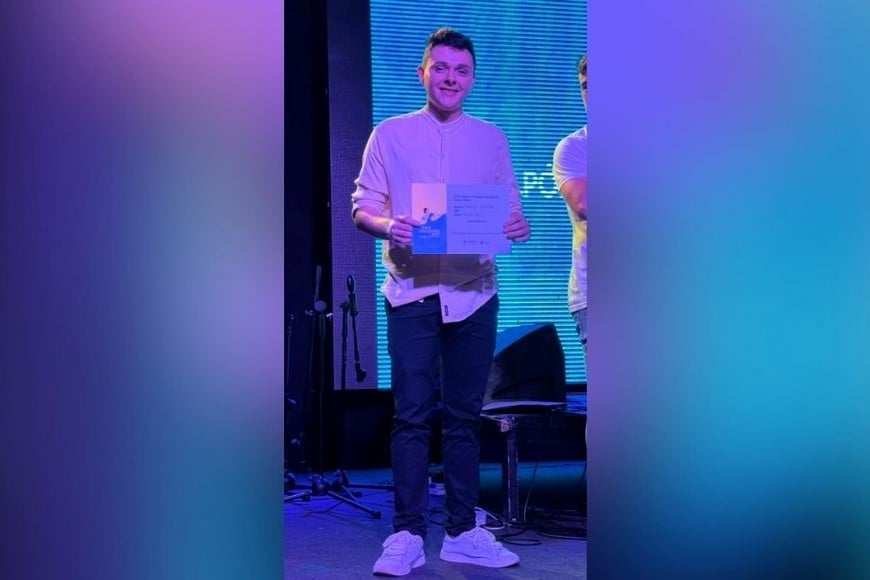 Con diploma en mano, el cantante sanlorencino celebra su paso al Pre Cosquín de Cosquín.