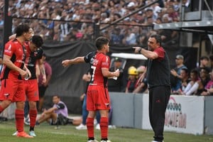 La noche de Diego. Este lunes, desde las 21.10 y en la cancha de All Boys, Diego Mario Francisco Osella se juega todo como DT de Colón en el mata-mata del Reducido. Está obligado a ganar para seguir soñando con el ascenso. Crédito: José Luis Suerte