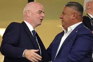 Un apoyo fundamental. El que recibió Chiqui Tapia de parte del presidente de la FIFA, Gianni Infantino. Archivo