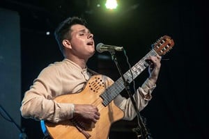 Quinteros cantando en la noche rosarina, el domingo pasado.