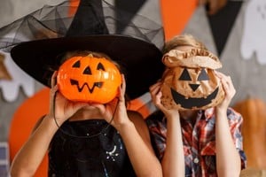 Halloween evolucionó en un fenómeno cultural, fusionando tradiciones antiguas con celebraciones modernas.