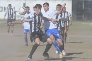 En Nacional. El equipo de Petitti venció a Deportivo Agua y como Banco ganó en Coronda, el sábado se podría definir el primer ascenso. Luis Cetraro