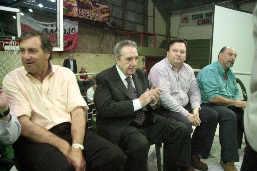 2006, un acto radical en el Chaco: Alfonsín y Michlig en el centro junto al gobenador Angel Rozas y otros dirigentes de esa provincia.

Archivo El Litoral